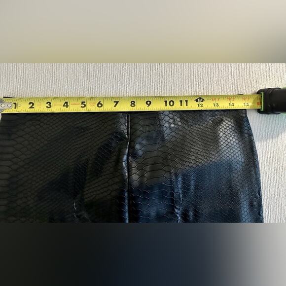 HUE Black Textured Animal Skin Leggings High Rise Size Large NWOT - Picture 3 of 9